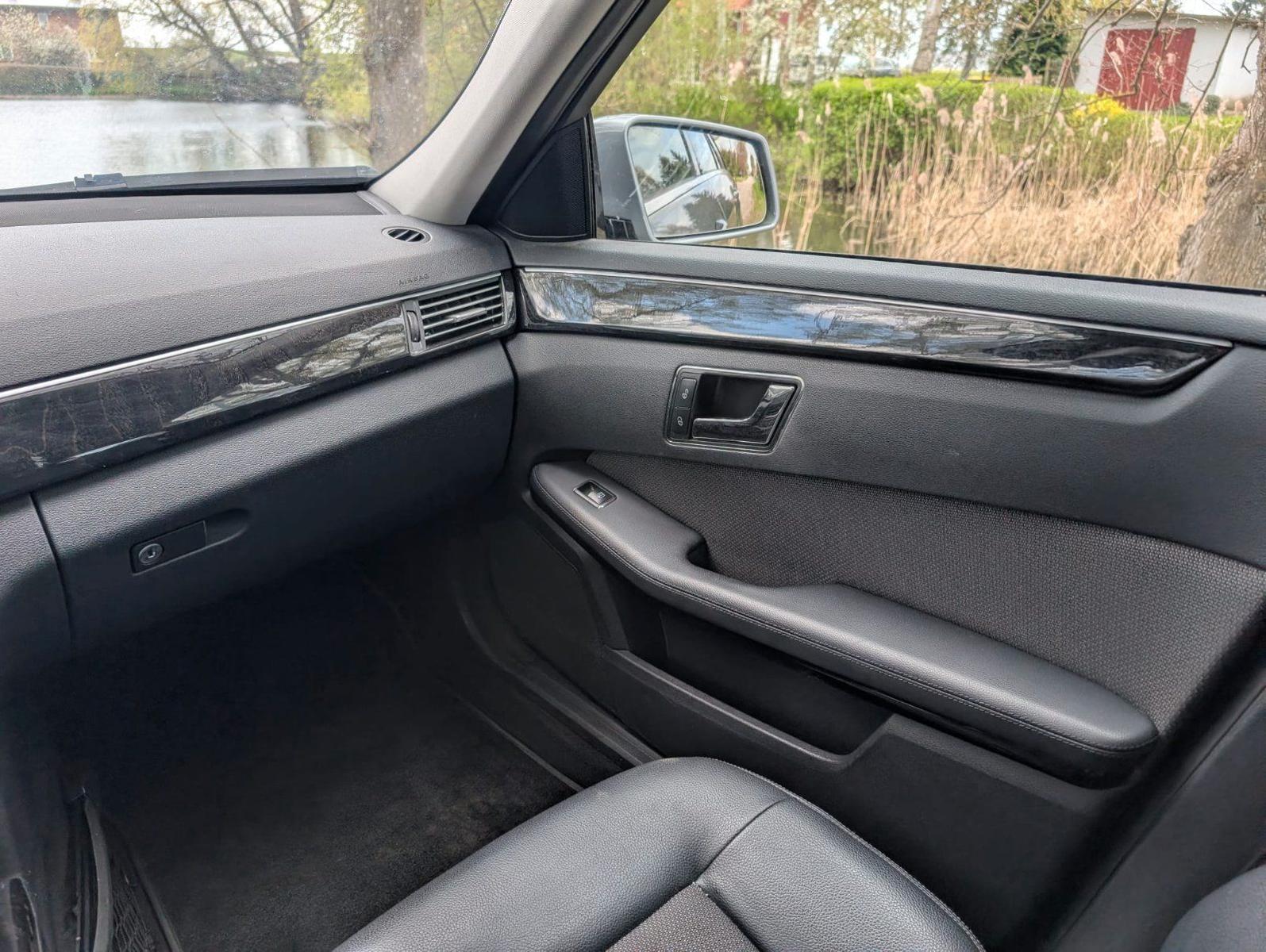 Mercedes-Benz E220 2010 — photo 14