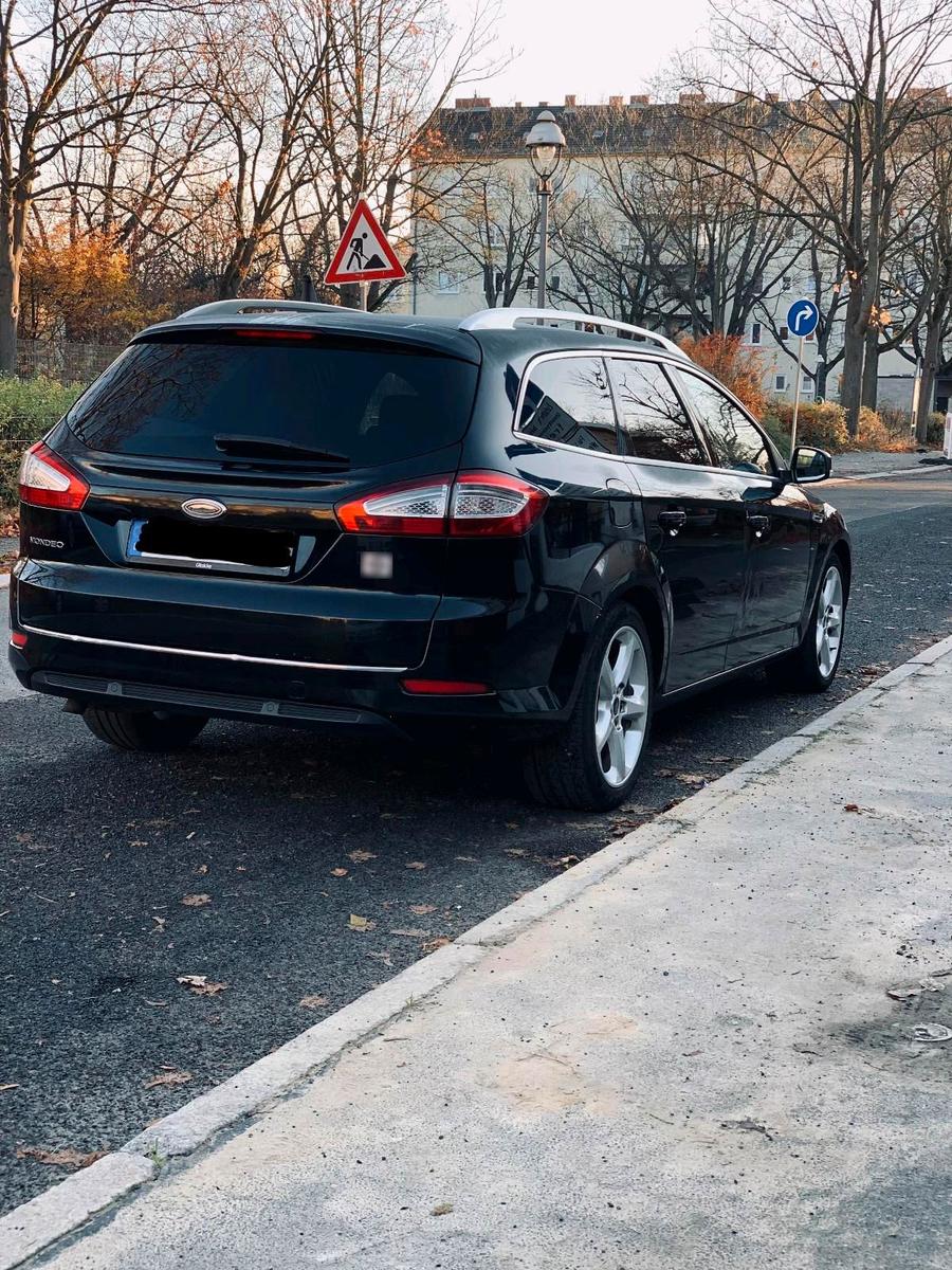 Ford Mondeo 2011 — вигляд ззаду