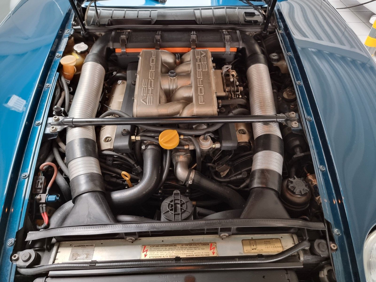 Fahrzeugabbildung Porsche 928 GTS/Deutsch/Kpl. Historie/SD/Blau mit grau