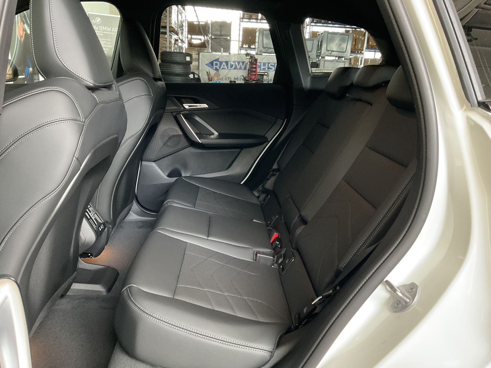 Fahrzeugeinzelansicht 13 Fahrzeugabbildung BMW iX1 eDrive20 |Head-Up Displ. |AHK |elektr. Heckk