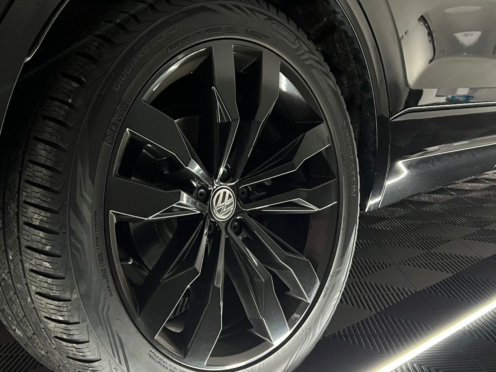 Fahrzeugabbildung Volkswagen Touareg R-Line 4Motion/PANO/AHK/MATRIX/BLACK OP.