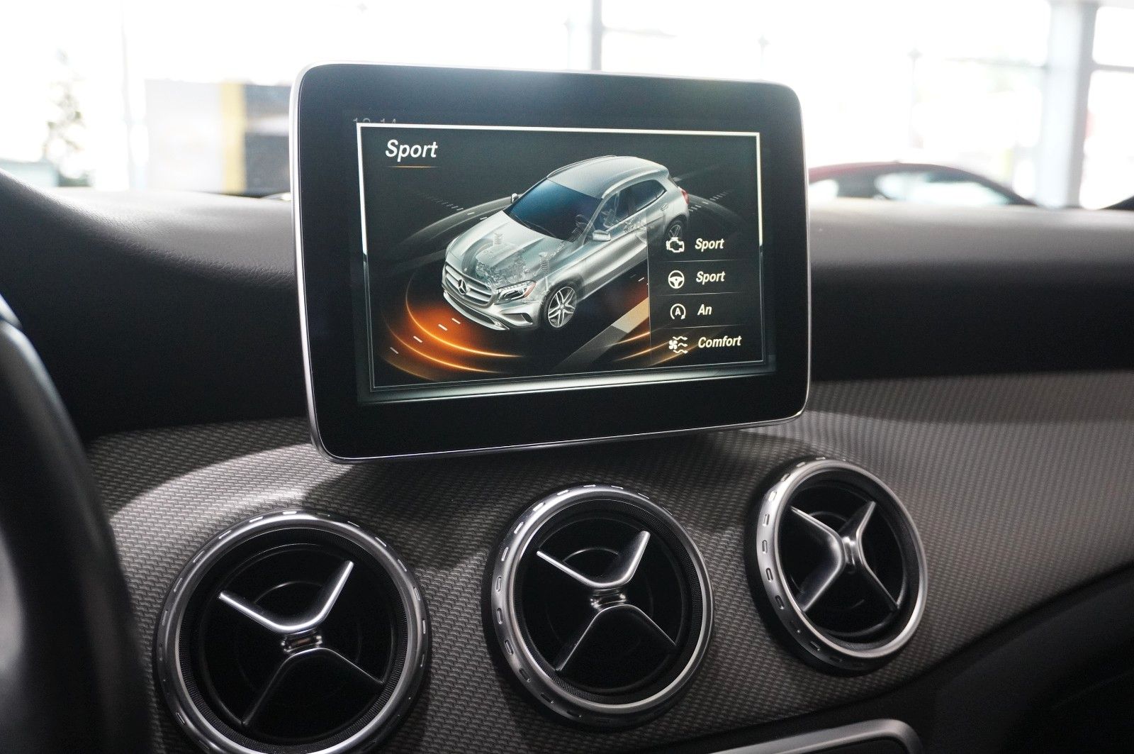 Fahrzeugabbildung Mercedes-Benz GLA 180 STYLE 7G-DCT NAVI/BI-XENON/SHZ/KAMERA