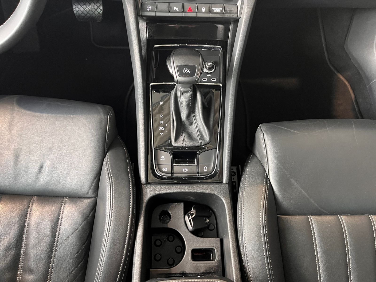 Fahrzeugabbildung SKODA KAROQ Style AHK ACC LED NAV LEDER 18"