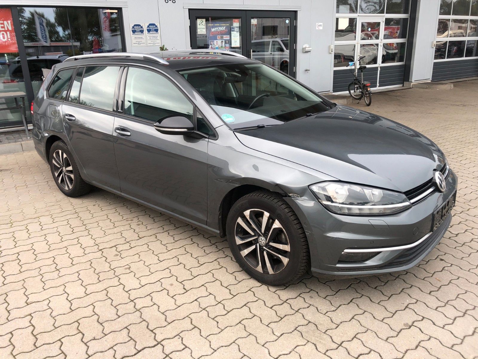 Fahrzeugabbildung Volkswagen Golf VII Variant IQ.DRIVE Seitenschaden