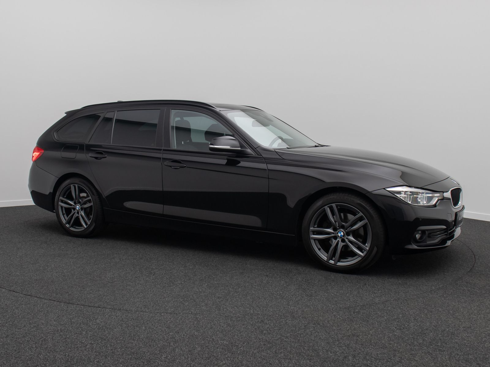 Fahrzeugabbildung BMW 320d GeschwindigReg PDC Panorama LED Sportsitz