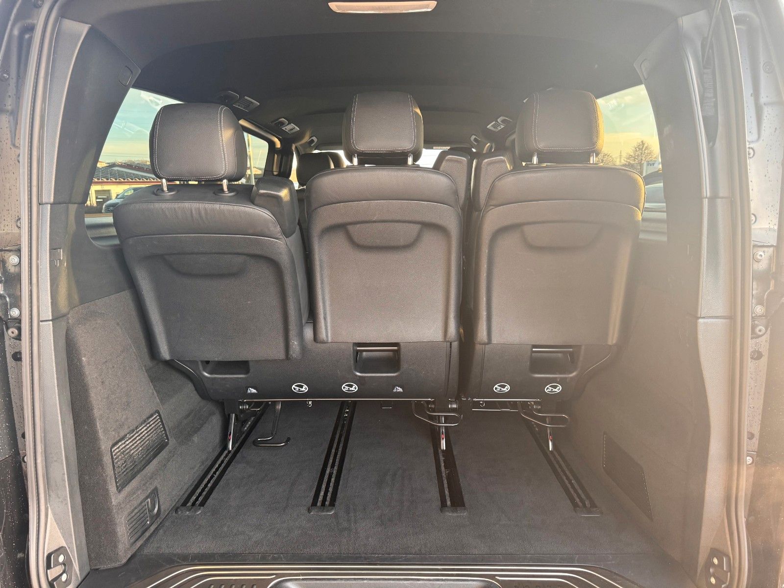 Fahrzeugabbildung Mercedes-Benz V 300 d AVA Extralang DISTRONIC Standheiz