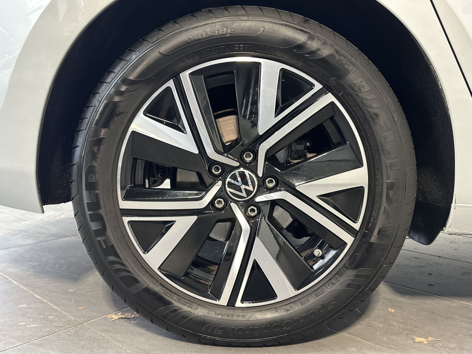 Fahrzeugabbildung Volkswagen Touran 2.0 TDI DSG Highline NAV+LED+AHK+PANO+ACC