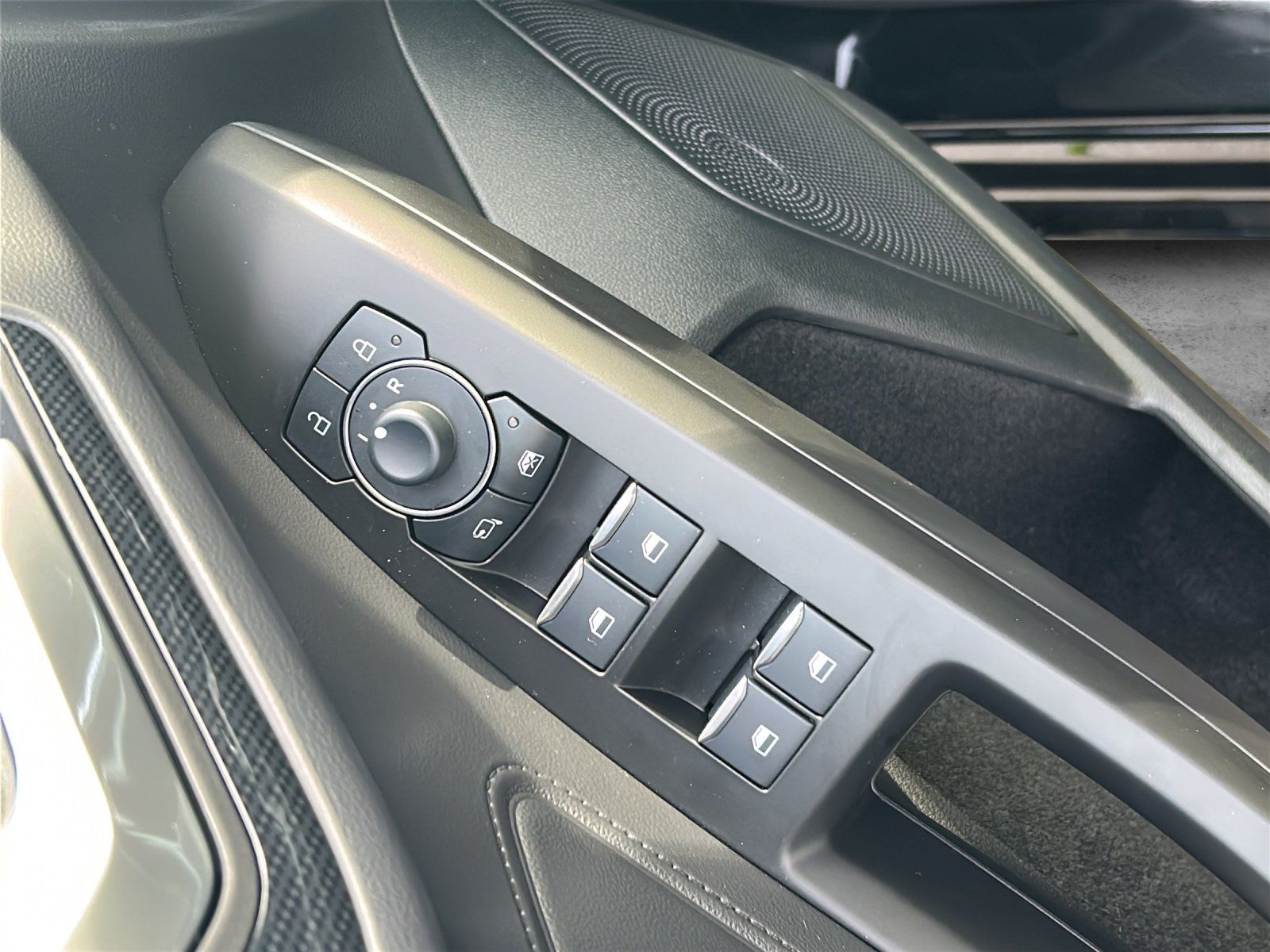 Fahrzeugabbildung Ford Focus 1.0 ST-Line X Aut./LED/ACC/KAMERA/AHK/NAVI