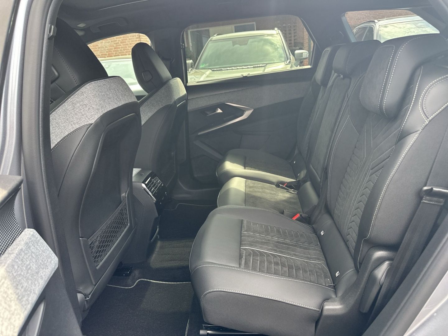 Fahrzeugabbildung Peugeot 5008 GT HYBRID 145 e-DSC6 AHK-abn. Navi ACC