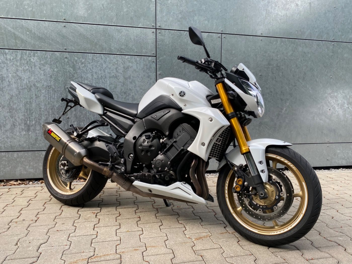 Fahrzeugabbildung Yamaha FZ 8 Akrapovic Öhlins