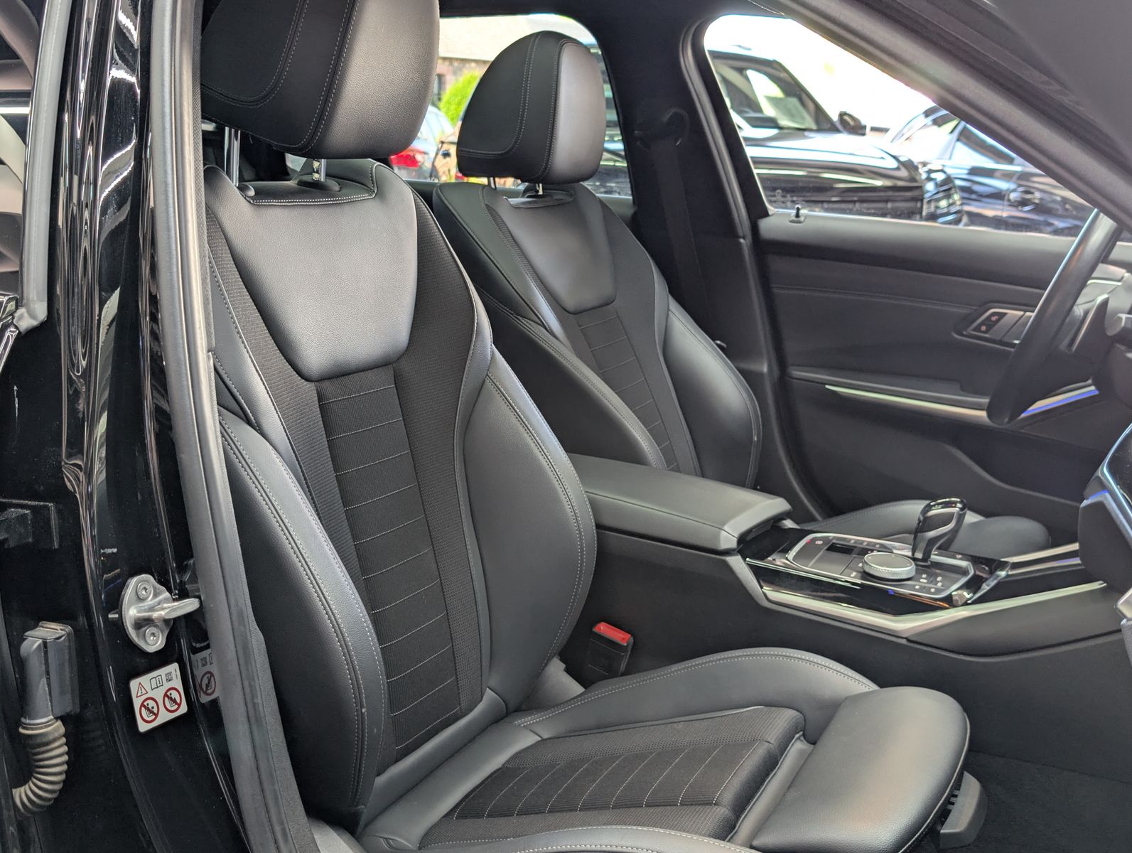 Fahrzeugabbildung BMW 320 i Sport Line Shadow H&K PANO ACC LEDER KAM