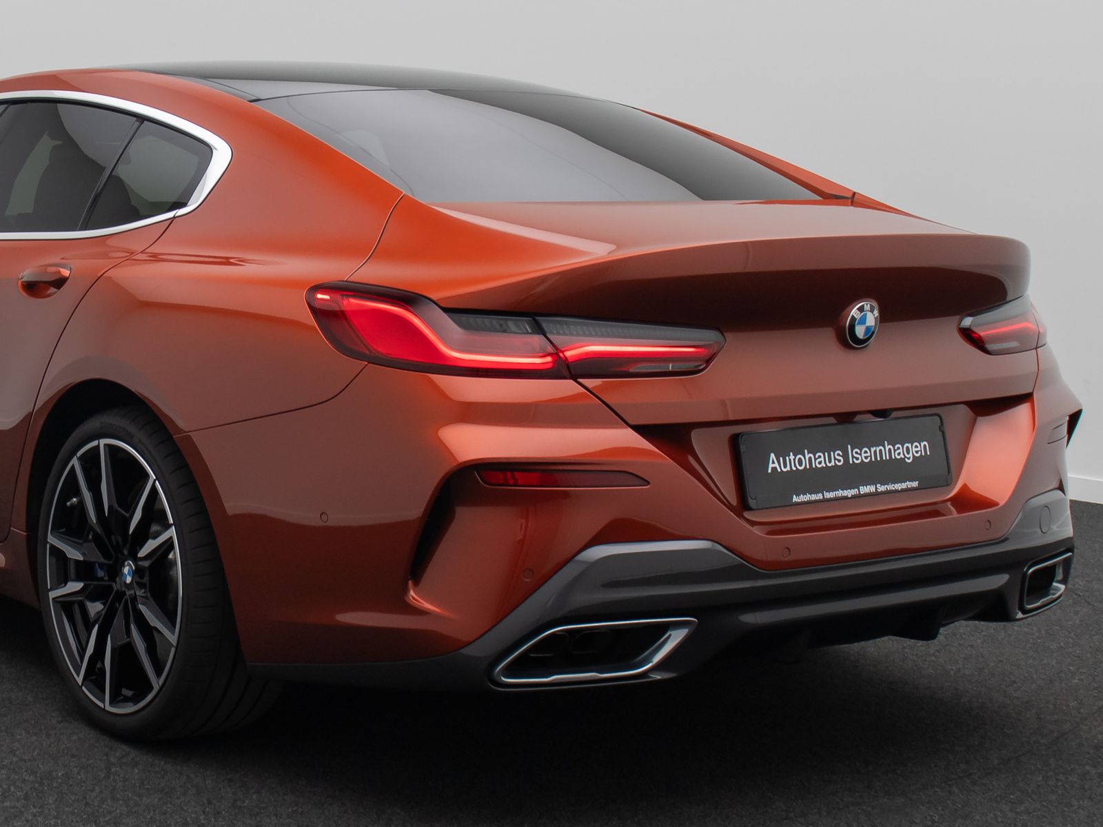 Fahrzeugabbildung BMW M850i xD Gran Coup&eacute; Panorama Individual B&W Voll