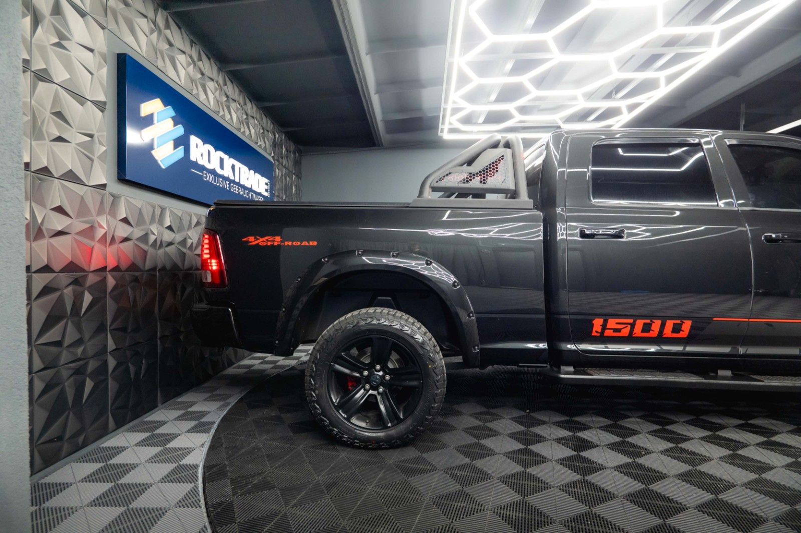 Fahrzeugabbildung Dodge RAM 5.7 V8 HEMI 4x4 OFFROAD Night-Paket LONGBED