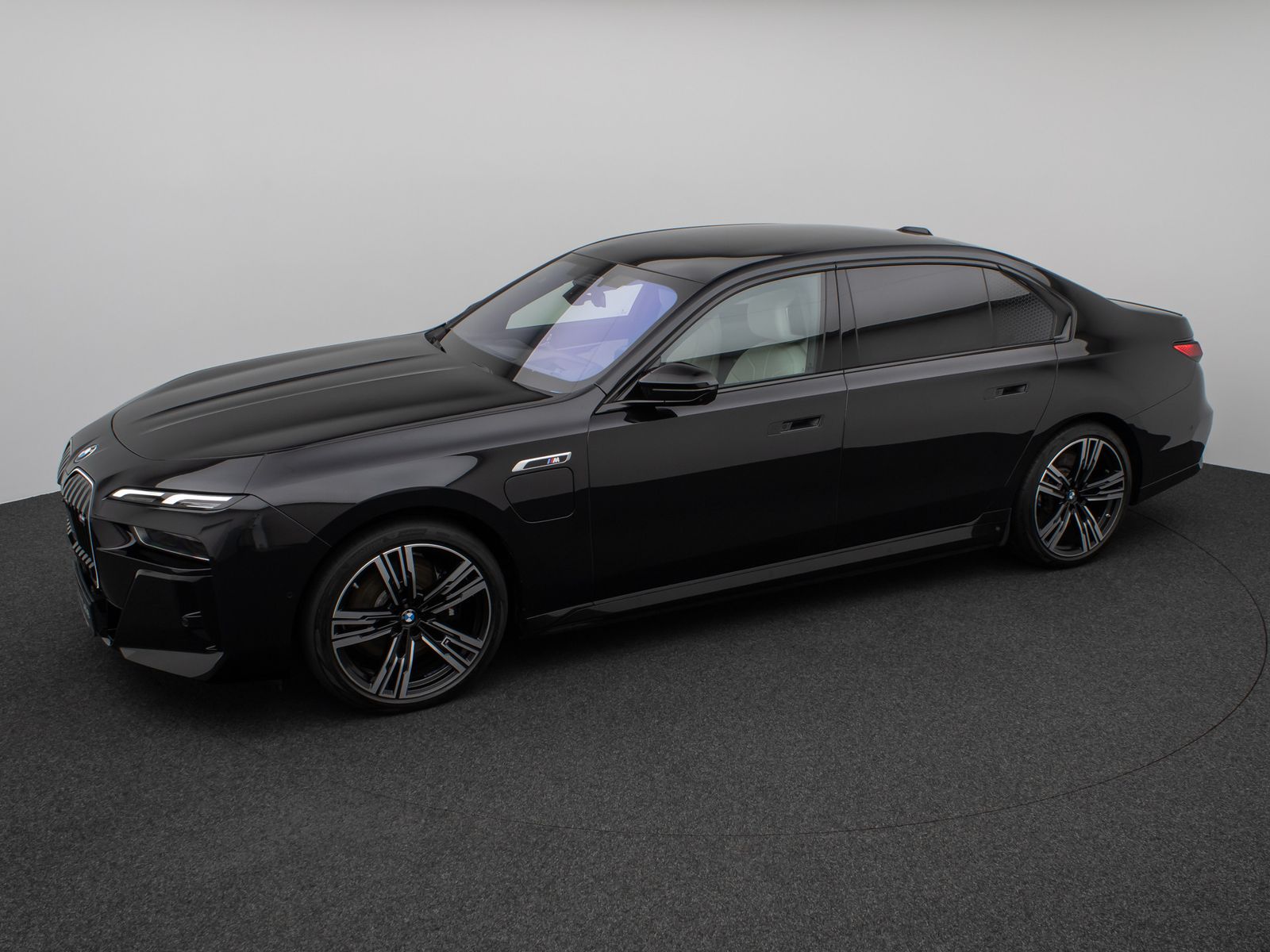 Fahrzeugabbildung BMW M760e Sky Lounge B&W Fond Ent M-Performance Voll