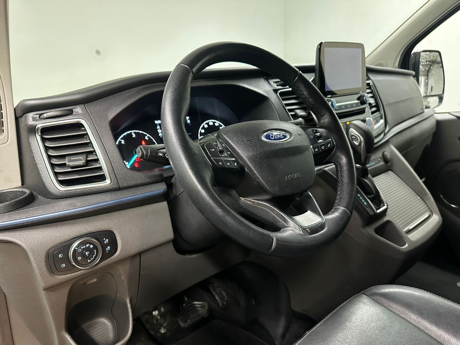 Fahrzeugabbildung Ford Tourneo Custom L1H1 Active*SDH*AHK*8-SITZE*XENON