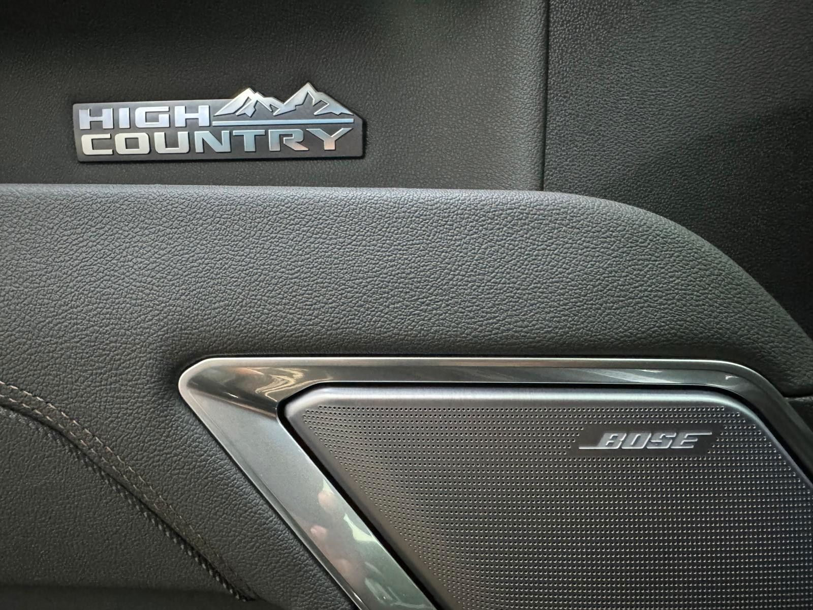 Fahrzeugabbildung Chevrolet 2026 SILVERADO MIDNIGHT DURAMAX DIESEL 4x4 HC