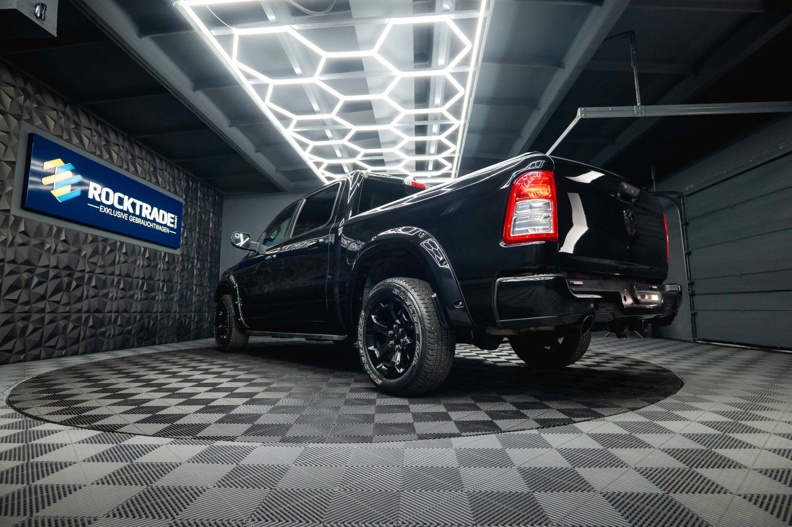 Fahrzeugabbildung Dodge RAM 5.7 V8 HEMI 4x4 OFFROAD BLACK EDITION 19%