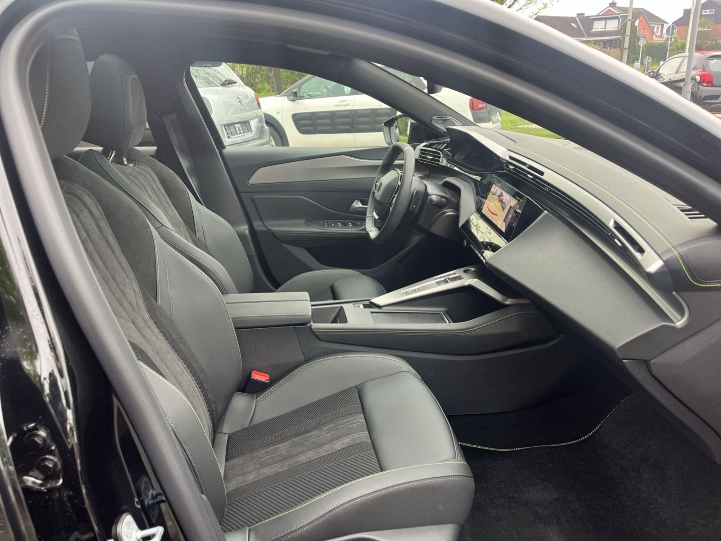 Fahrzeugabbildung Peugeot 308 Hybrid 1.2 GT136 e-DSC6 Navi Soundsystem