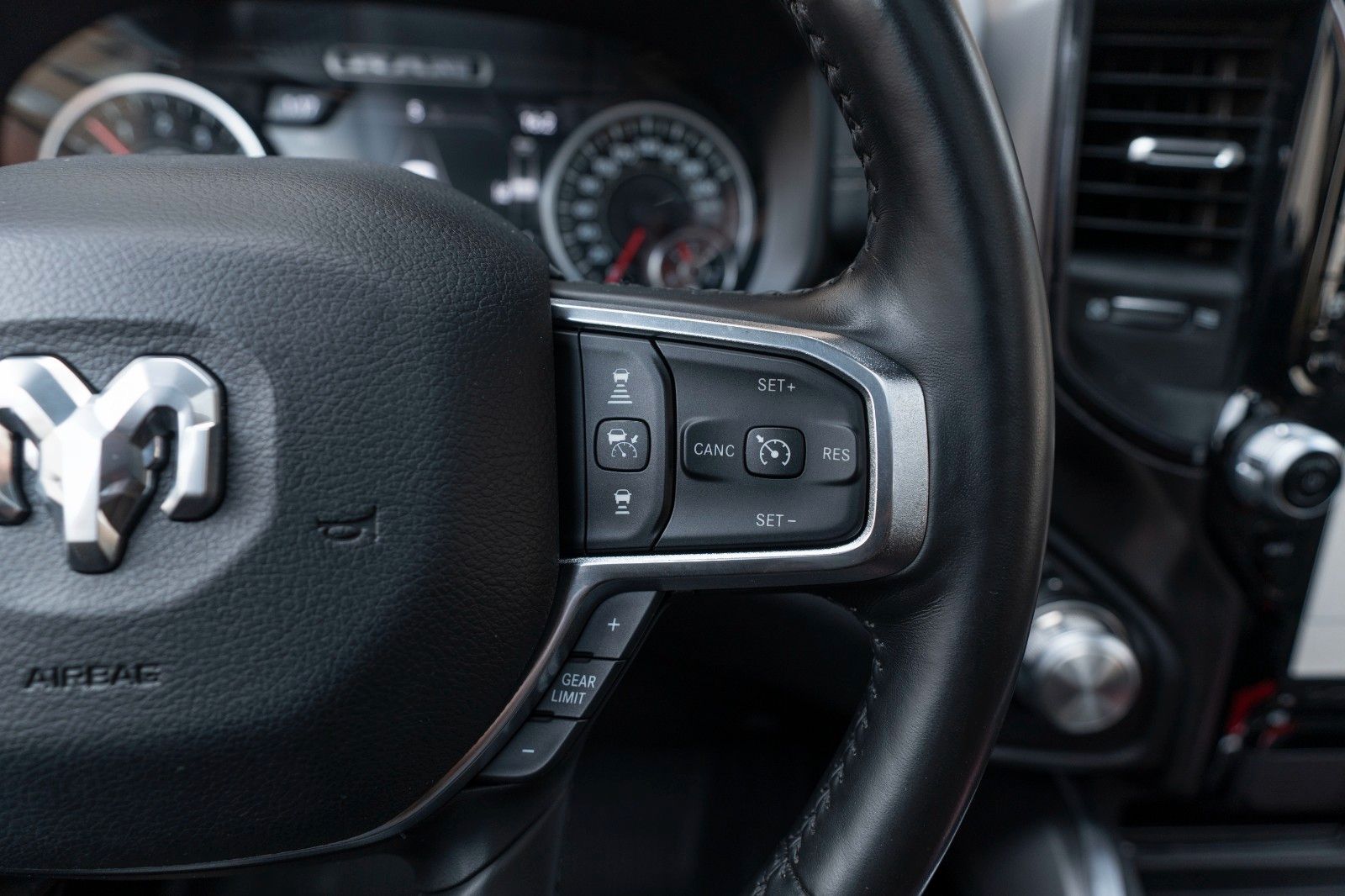 Fahrzeugabbildung Dodge RAM 5,7L Laramie CC 4X4 360° LED CARPLAY LPG AHK