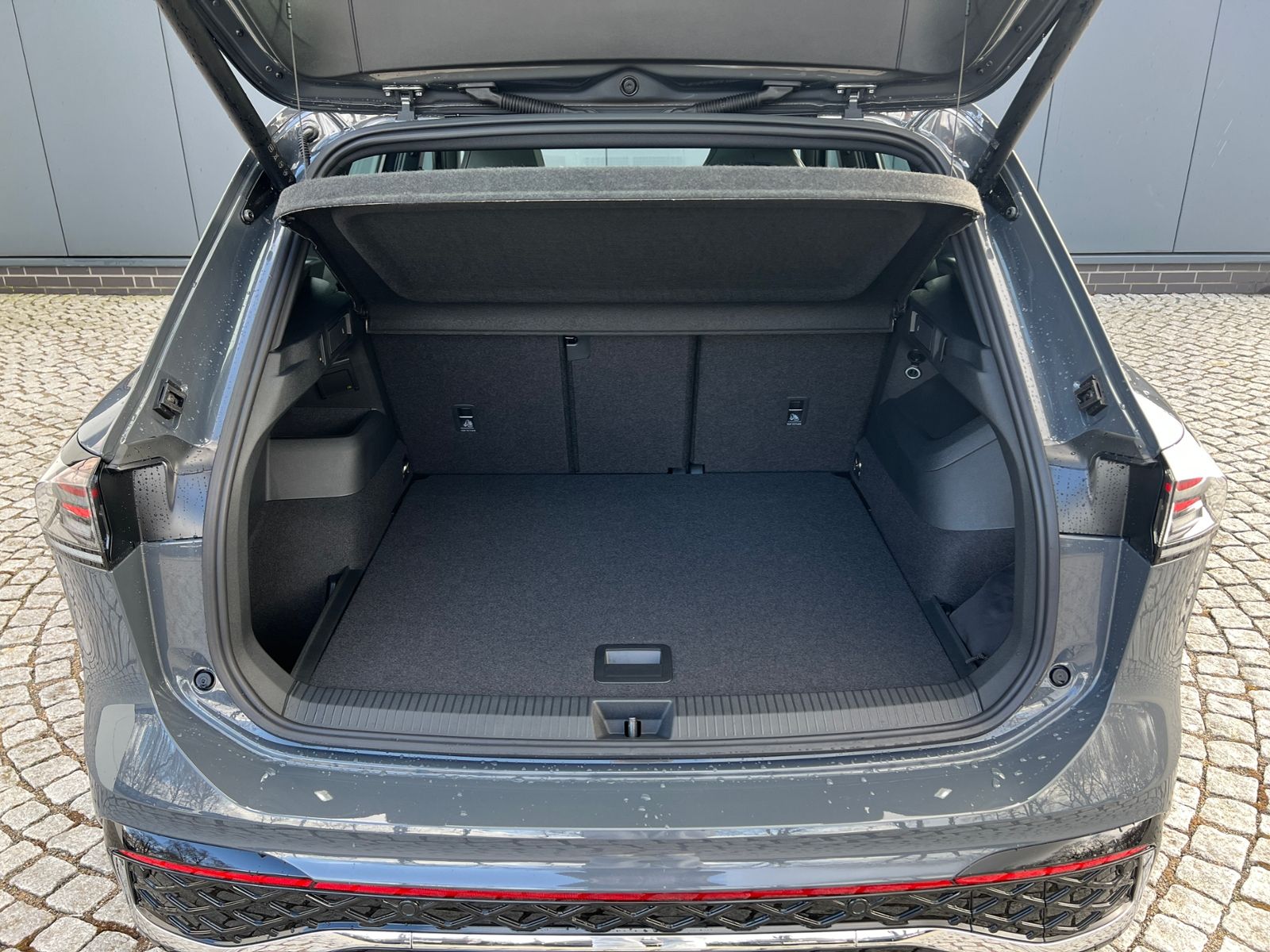 Fahrzeugabbildung Volkswagen Tiguan R-Line 1.5 eTSI DSG *AHK, ACC, IQ.Light,