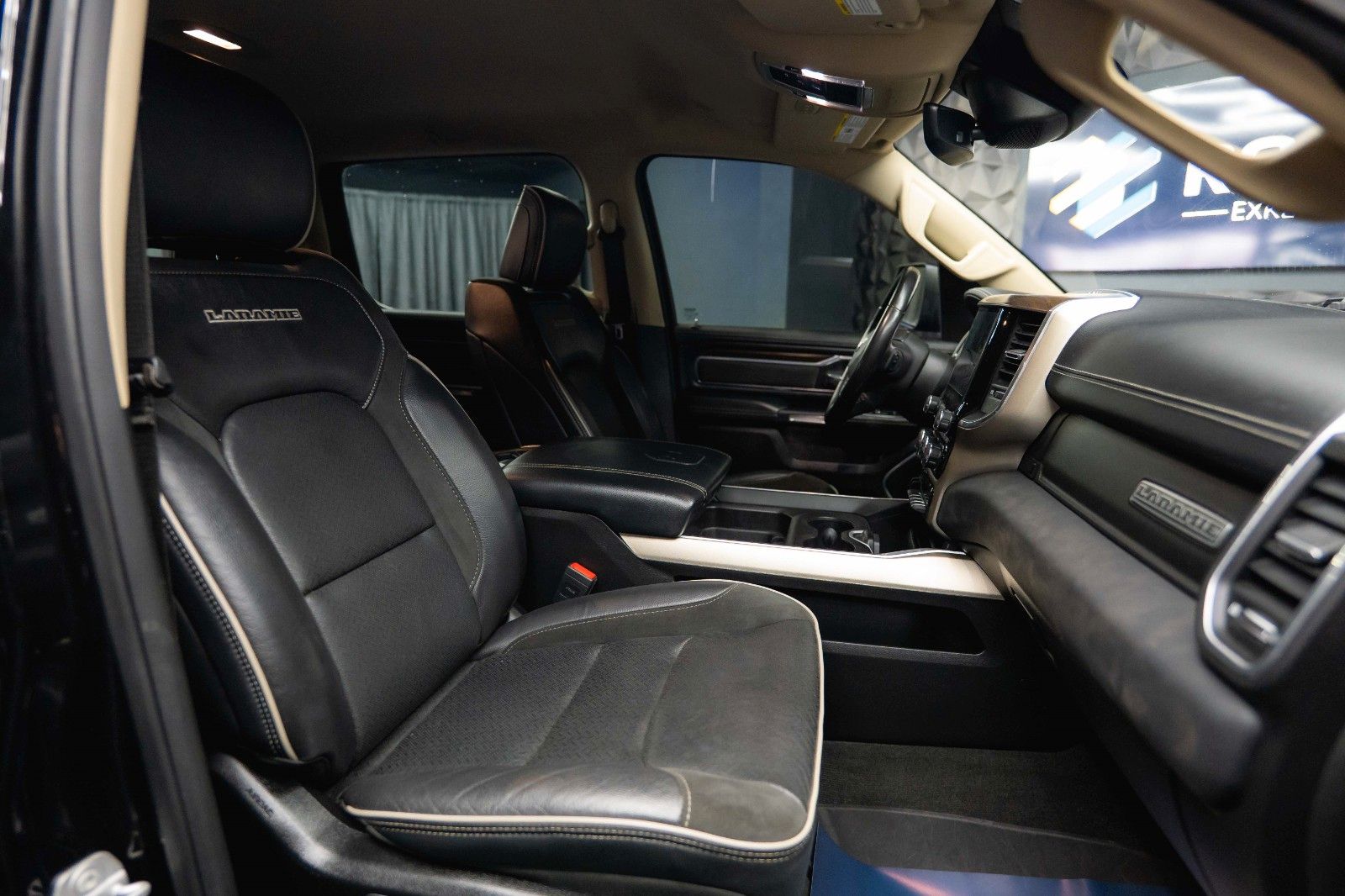 Fahrzeugabbildung Dodge RAM 5.7 V8 HEMI 4x4 LARAMIE Offroad Night LED