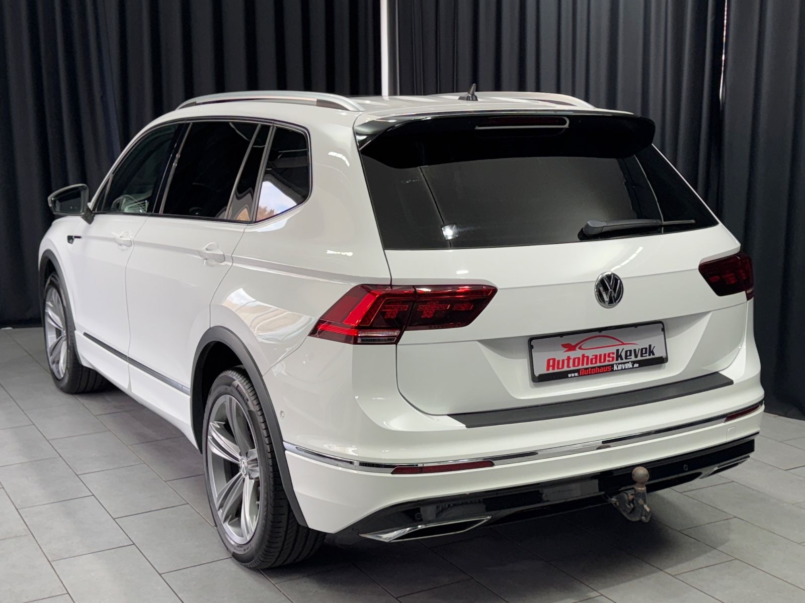 Fahrzeugabbildung Volkswagen Tiguan Allspace Highline 4Motion|R-LINE|PANO|AHK