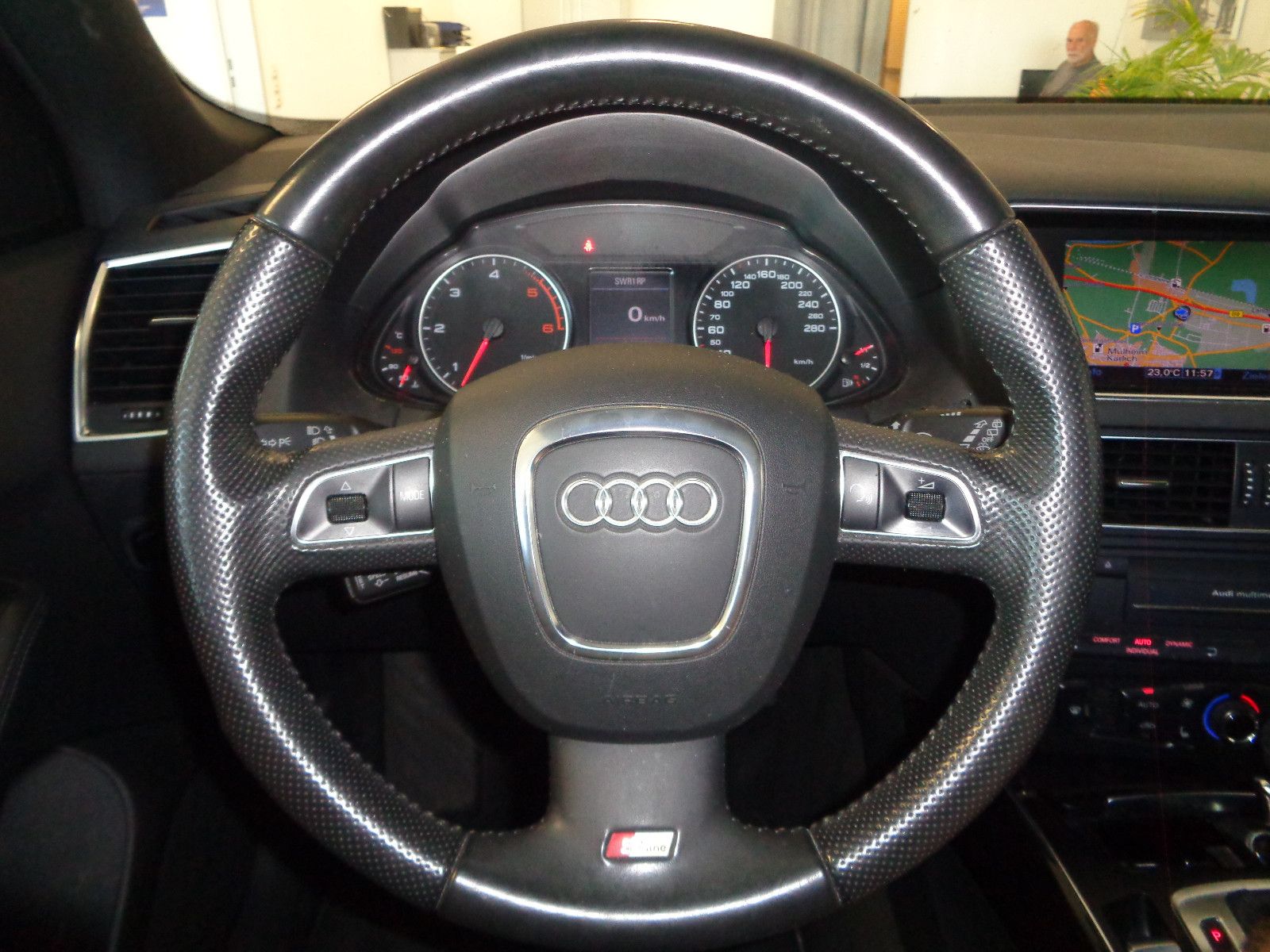 Fahrzeugabbildung Audi Q5 3.0 TDI  quattro / Bi-Xenon / NAVI / LEDER