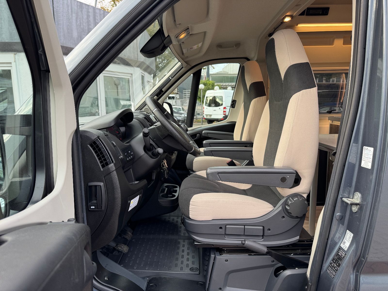 Fahrzeugabbildung Westfalia Columbus 601 D 4 SCHLAFPLÄTZE SOLAR AHK 1.HAND