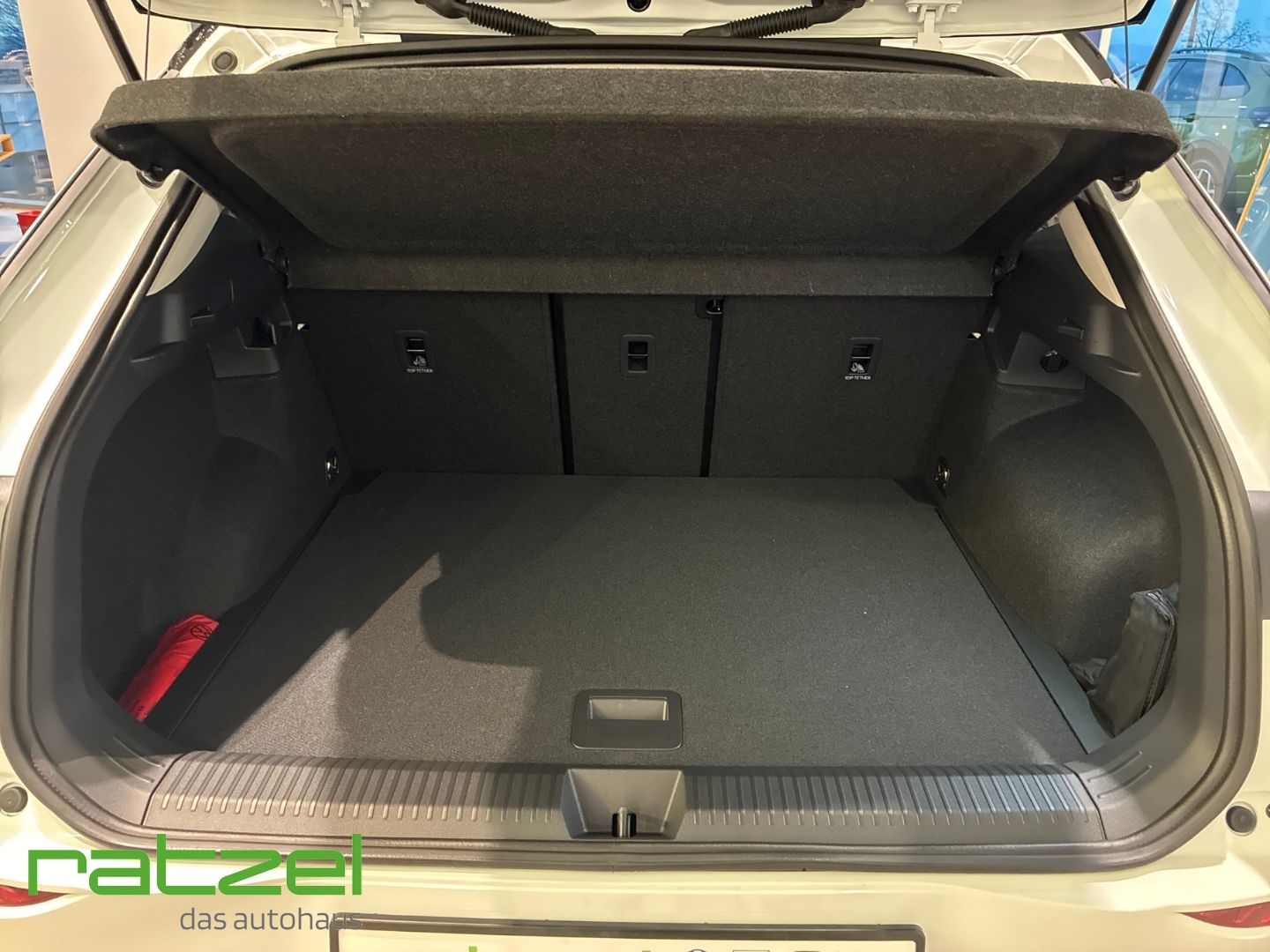 Fahrzeugabbildung Volkswagen T-Roc LIFE 1.5 eTSI DSG 8-fach+PDC+SHZ+LED+Klima