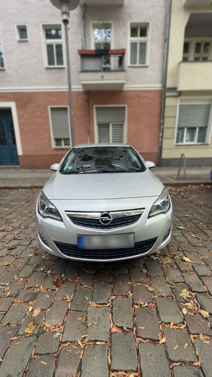 Opel Astra, 2011