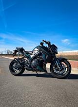 Suzuki GSXS-750 Naked Bike mit wenig Kilometern - SUZUKI GSX 750W