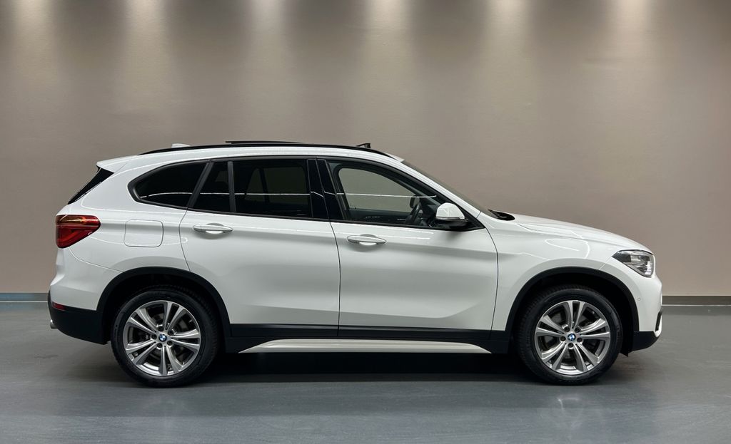 BMW X1 xDrive20d Sport Line Autom. *PANO*AHK*LED*
