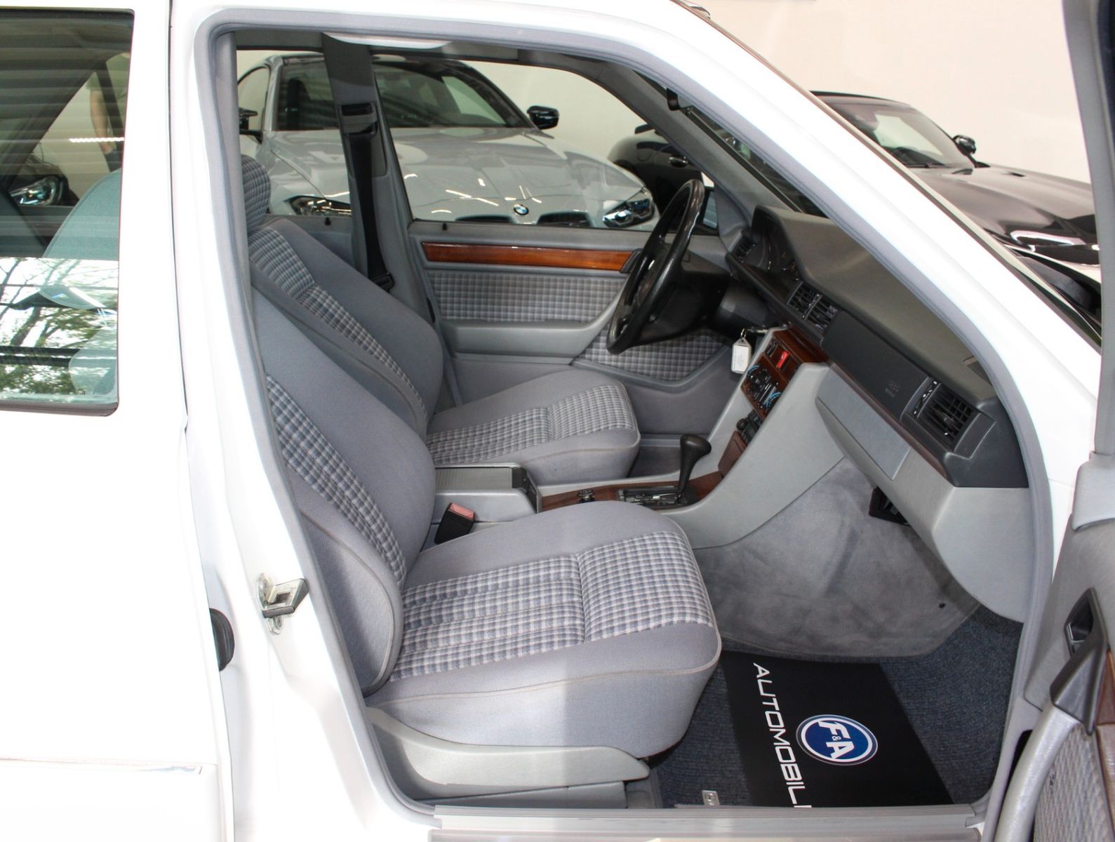 Fahrzeugabbildung Mercedes-Benz E 220 2.Hand+Klima+126Tkm+Top Zustand