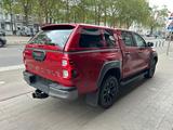 Toyota Hilux Invincible - rote Toyota Hilux