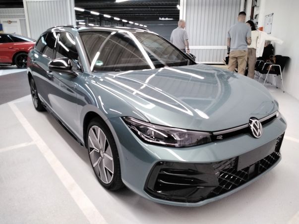 Passat Variant 1.5 eTSI DSG R-LINE IQ.LIGHT+AHK+
