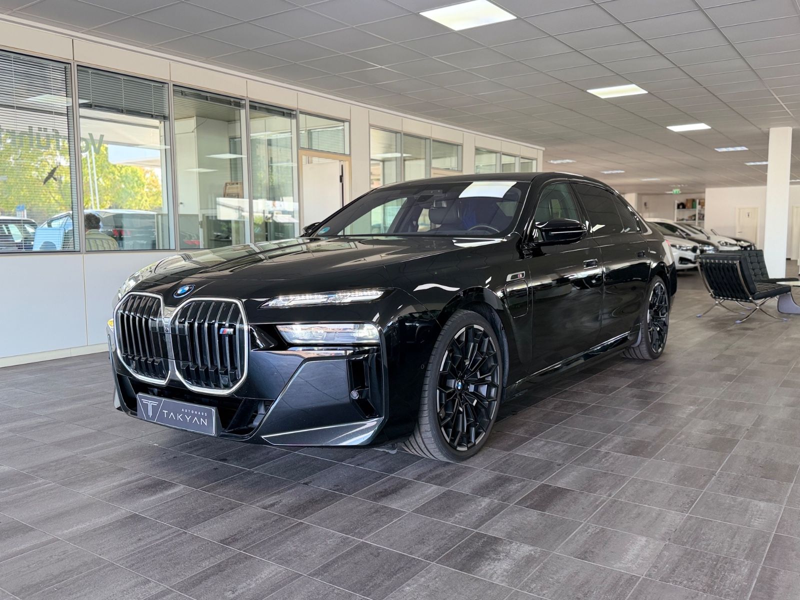 BMW M760 e xDrive / 1.Hand / NAVI / S-Heft imagem 3