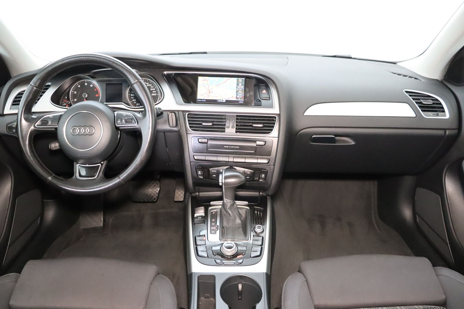 Fahrzeugabbildung Audi A4 1.8 TFSI Attraction Avant S-line * Bi-Xenon *