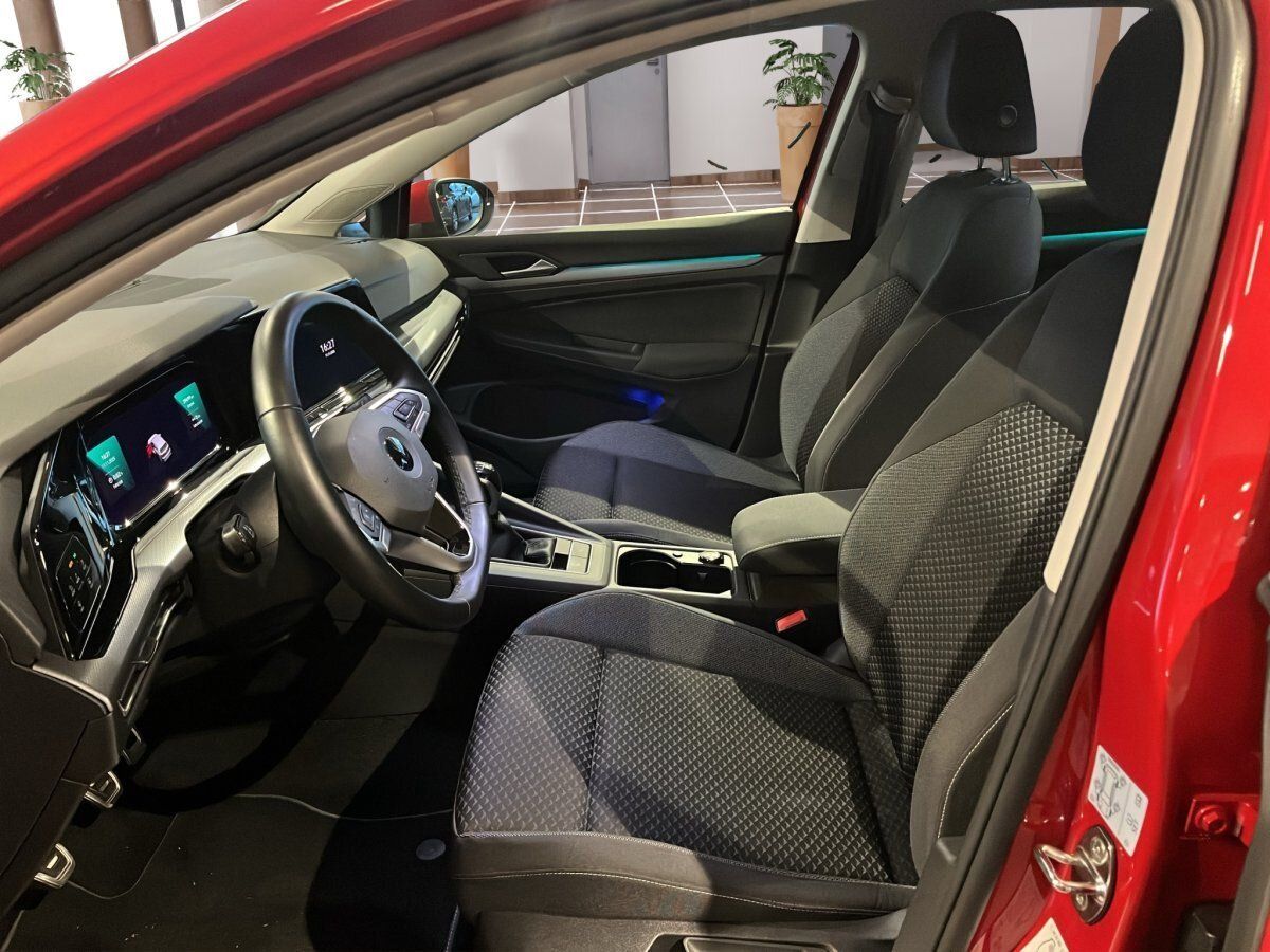 Fahrzeugabbildung Volkswagen Golf Active 1.5 TSI 6-Gang IQ.Light Navi Pano