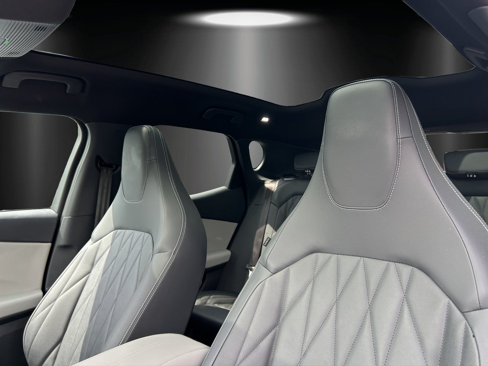 Fahrzeugabbildung Ford Capri Premium 79KW 340PS Glasdach AHK PDC