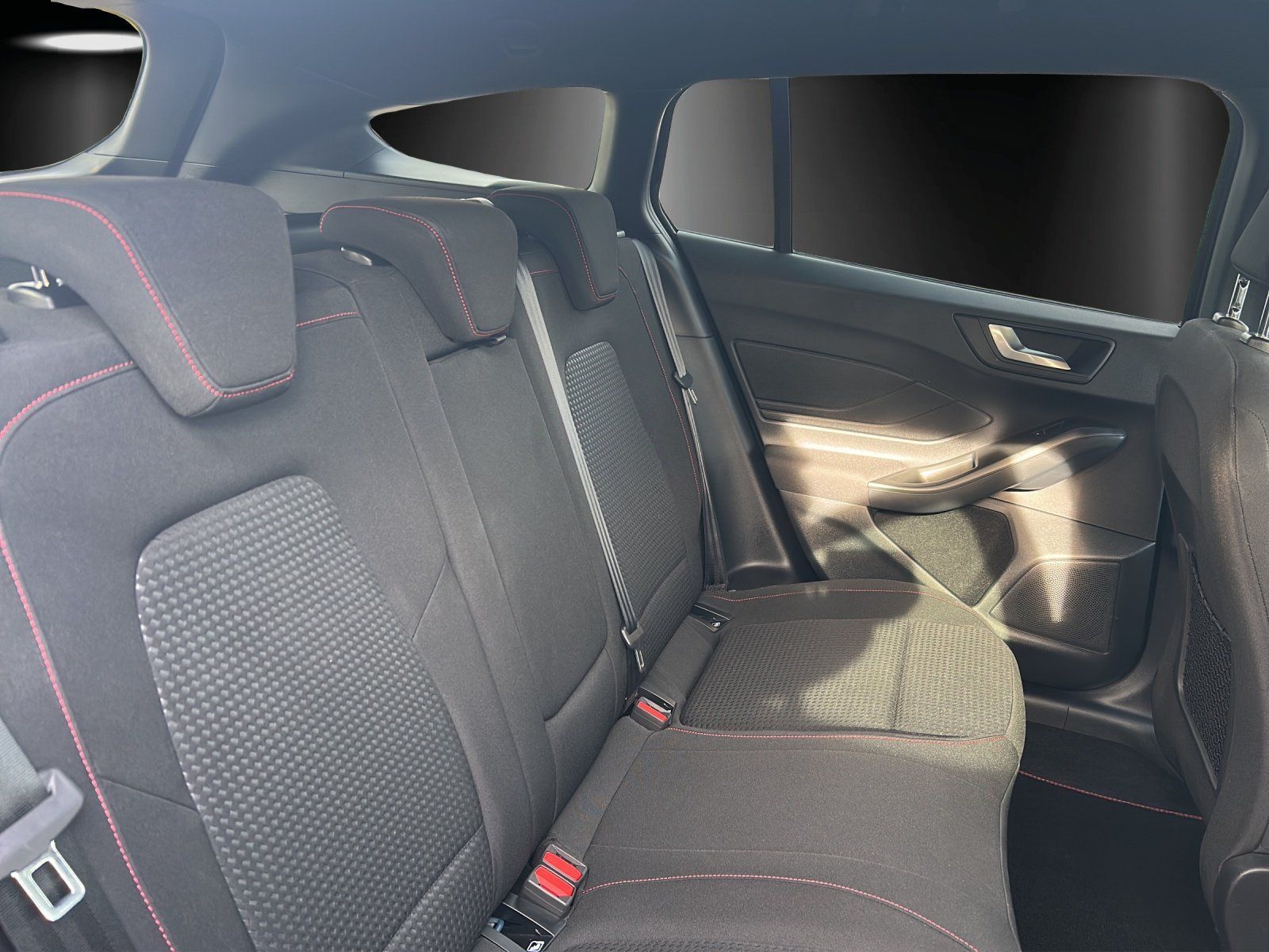 Fahrzeugabbildung Ford Focus 1.0 ST-Line X Aut./LED/ACC/AHK/KAMERA/NAVI