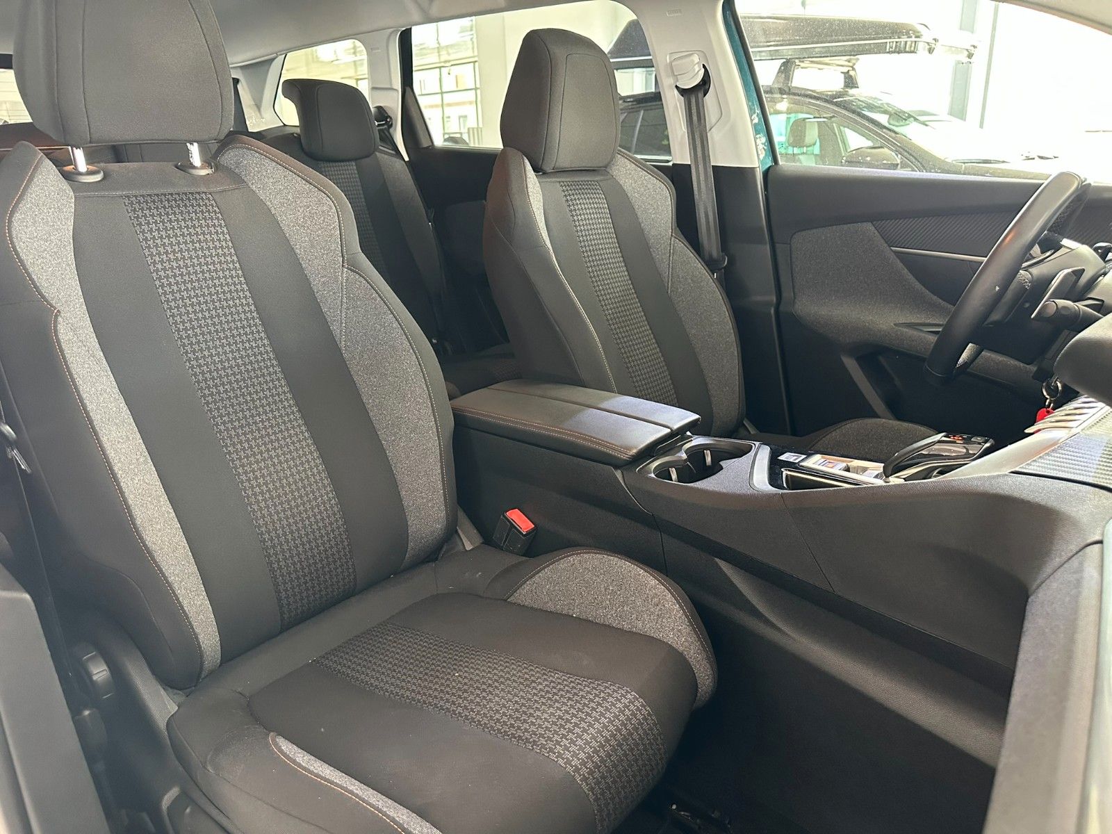 Fahrzeugabbildung Peugeot 5008 Active Busines 1.2 VIRTUAL/NAVI/PDC+CAM/LED