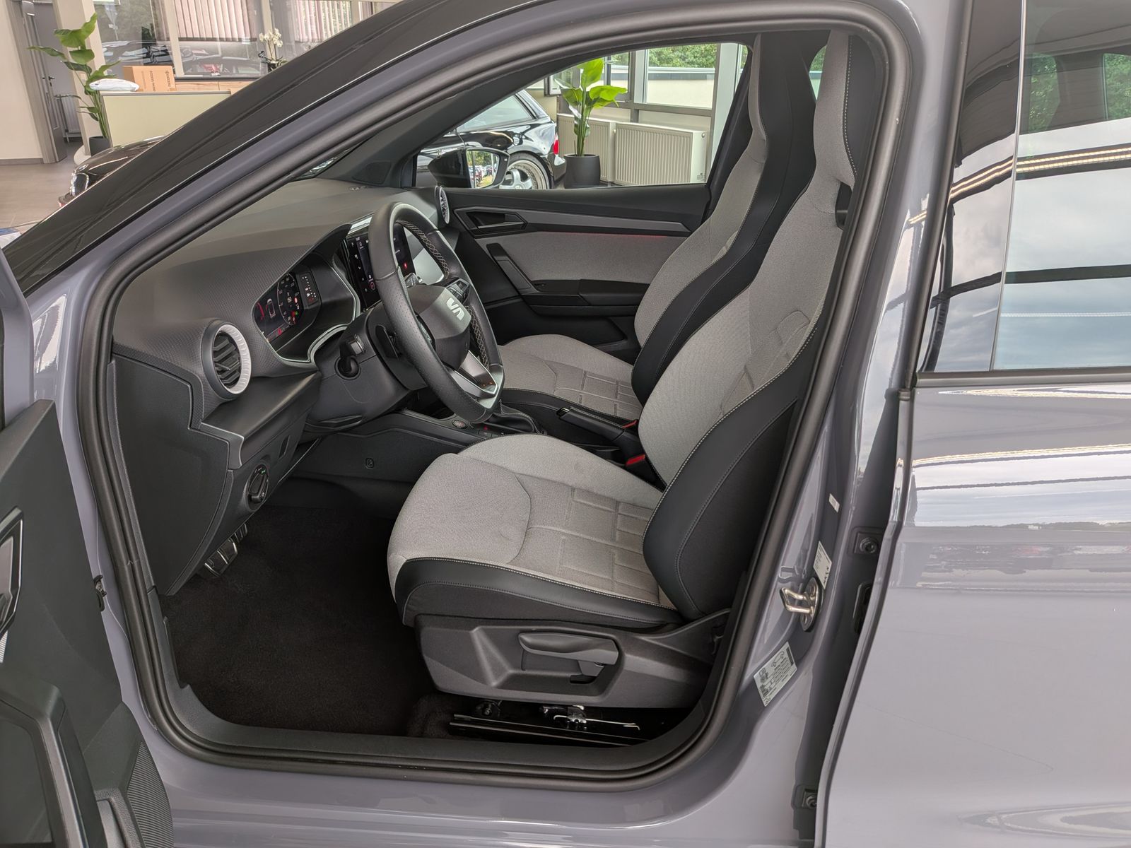 Fahrzeugabbildung SEAT Arona 1.5 TSI FR-LINE Black AHK*ACC*KAMERA*LED