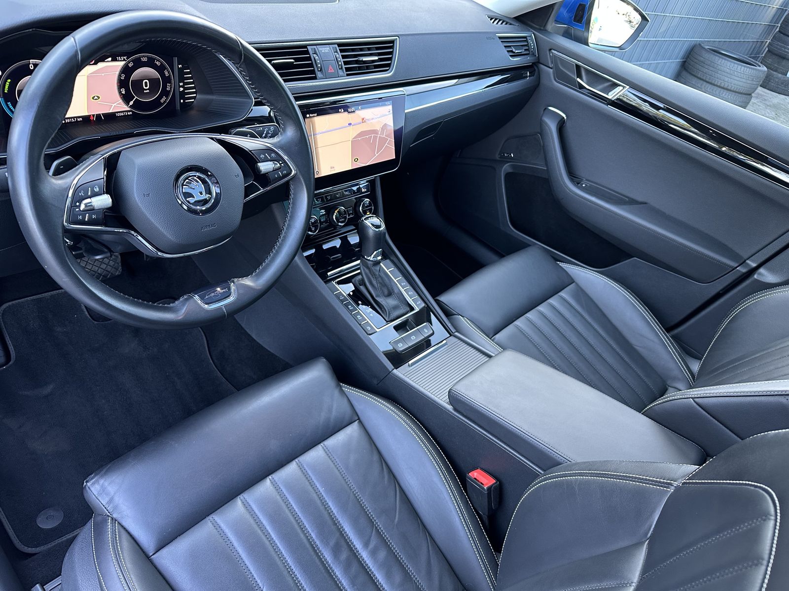 Fahrzeugabbildung SKODA Superb Combi 1.4 TSI iV DSG L&K NAV+LED+AHK+PANO