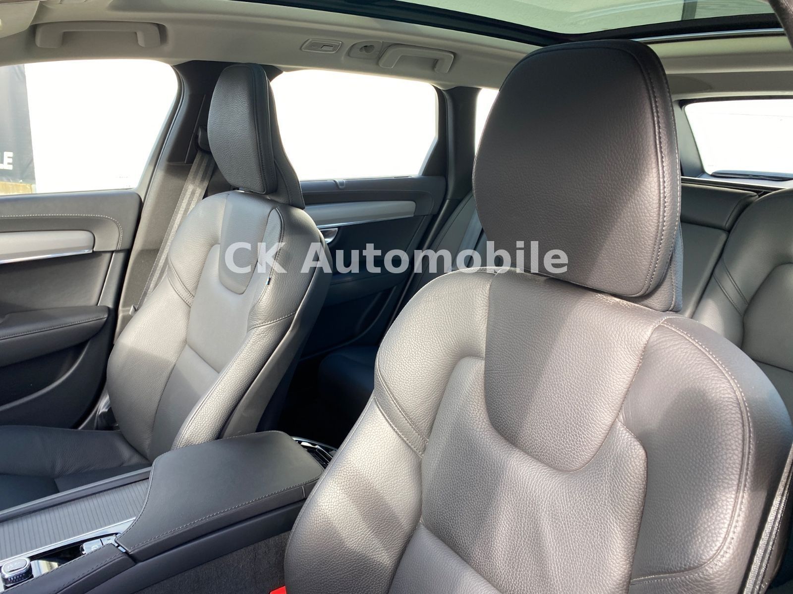 Fahrzeugabbildung Volvo V90 B5 Ultimate Dark AWD/BLIS/Pano/Head-Up/AHK