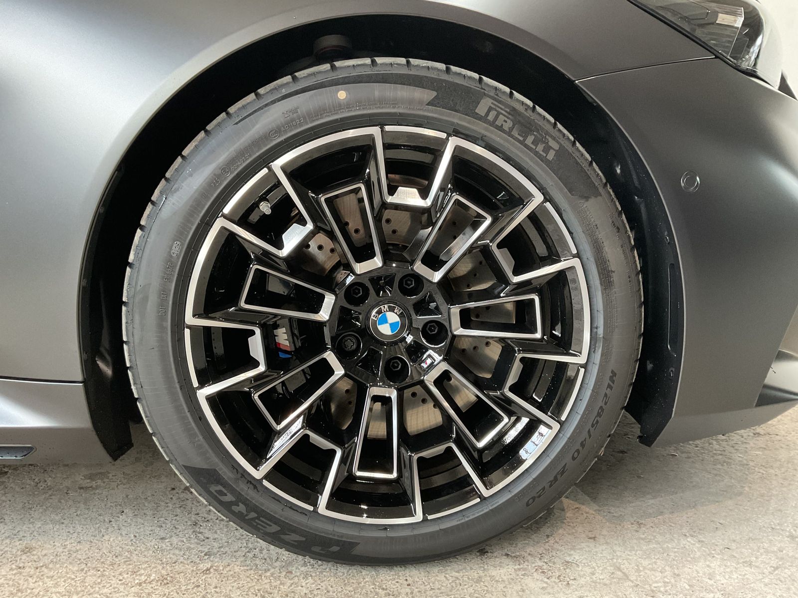 Fahrzeugabbildung BMW M5 Limousine Frozen Deep Grey M Drivers Package