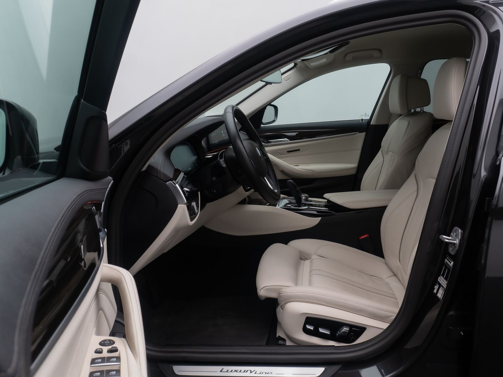 Fahrzeugabbildung BMW 520d Luxury Line Kamera DAB HiFi WLAN Alarm 19"