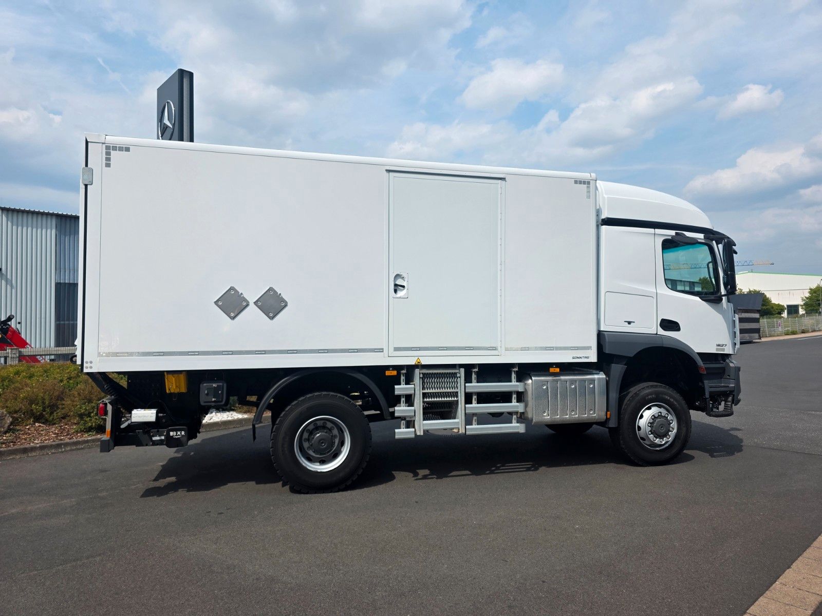 Fahrzeugabbildung Mercedes-Benz Arocs 1827 A 4x4 LBW Tür+Treppe Schalter 2 Stück