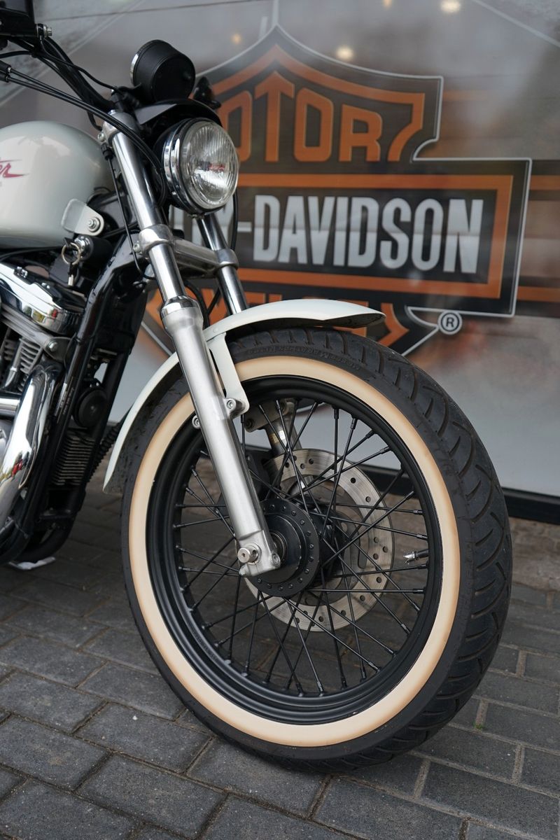 Fahrzeugabbildung Harley-Davidson Sportster XLH 883 Hugger-Weiß-Wenig KM-Neuwertig