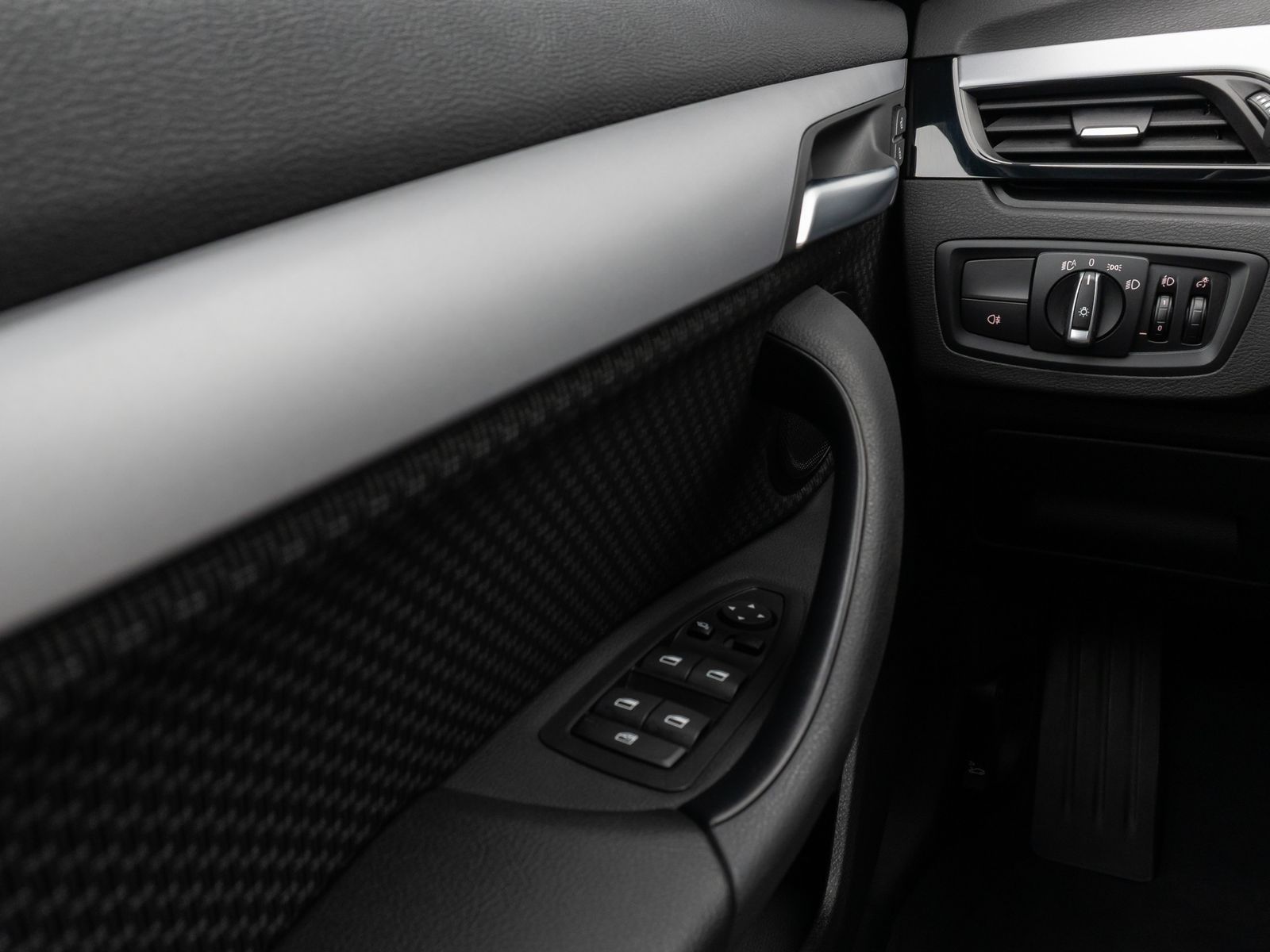 Fahrzeugabbildung BMW X1 sD20i Kamera HUD DAB Alarm Geschwindigkeitsre