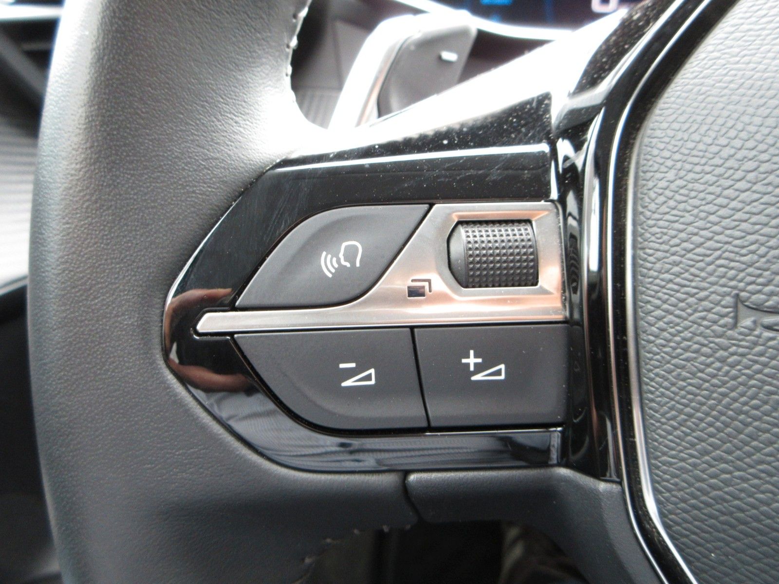Fahrzeugabbildung Peugeot 208 Allure 1.2T LED/NAVI/PDC/R´CAM/VIRTUAL/TEMPO